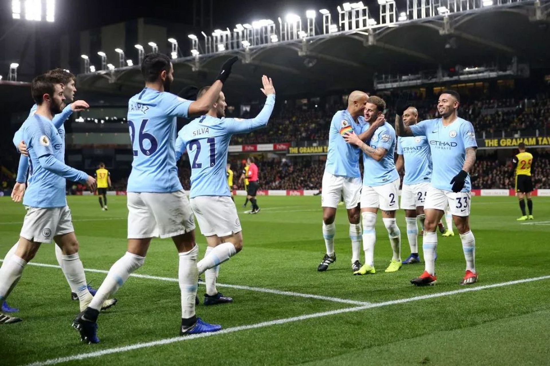 赛场风云变幻,球员技艺展现高超水平 赛场风云变幻,球员技艺展现高超水平