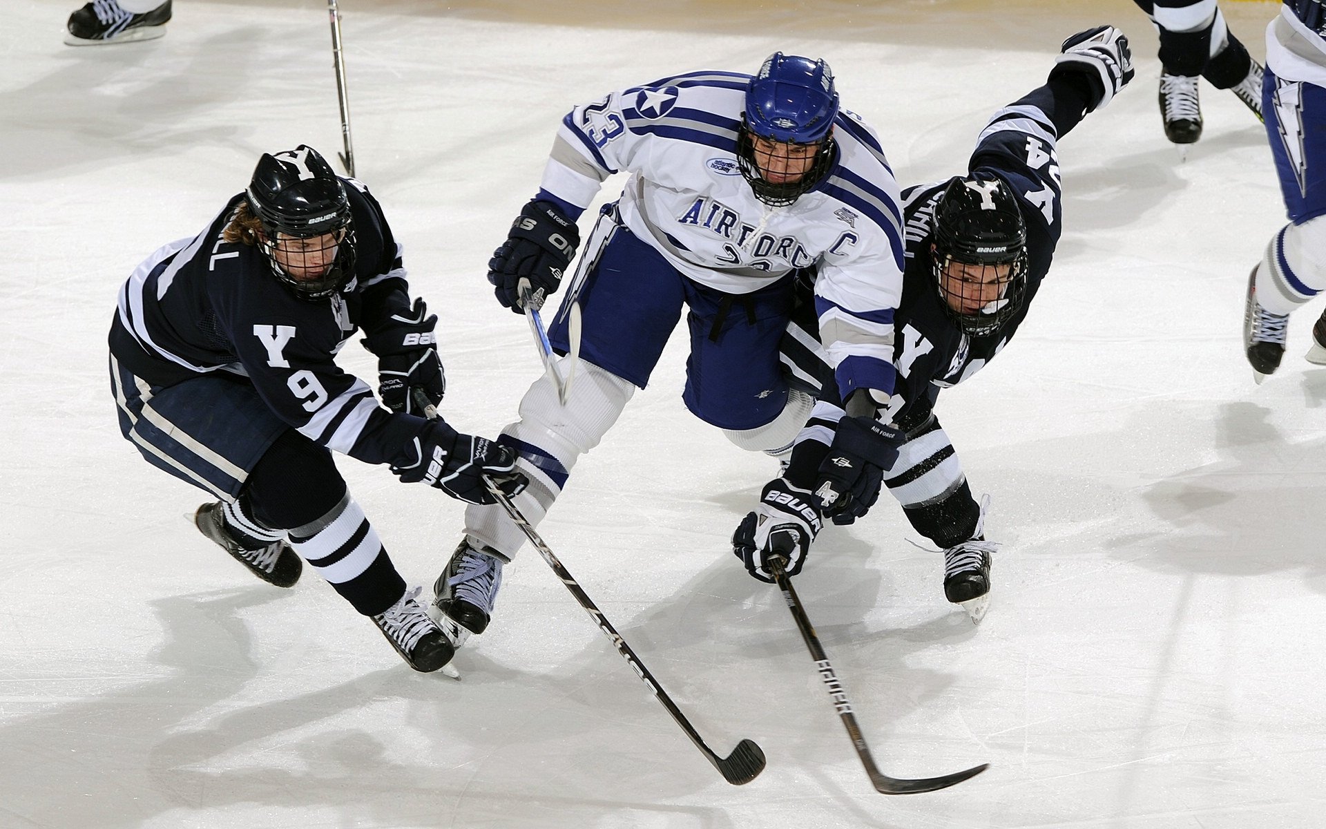 霍勒迪的午夜狂飙，F1街道赛之夜，一场属于团队与勇气的胜利