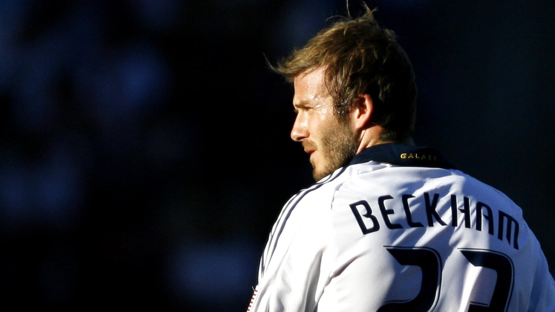 绿茵场上的碾压与球台上的高光，体育世界的多元叙事