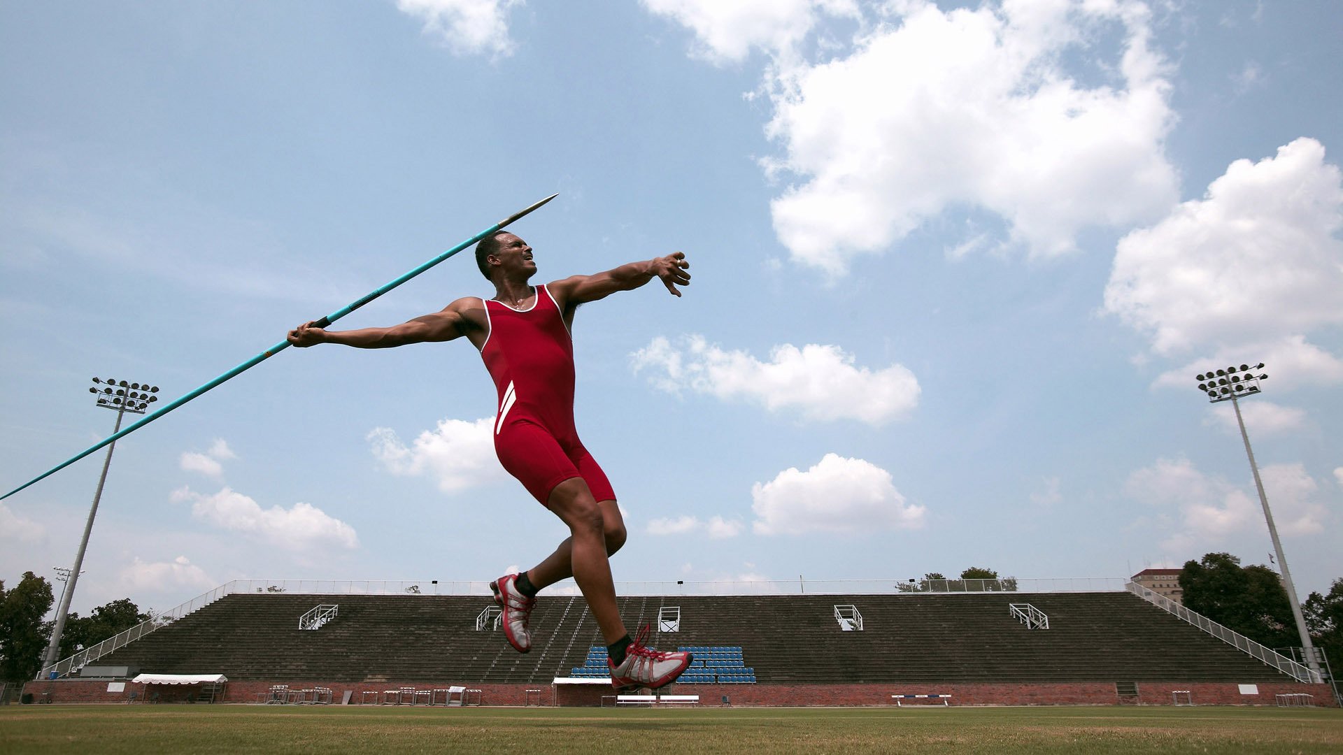 易建联点燃赛场，快船队险胜浙江队背后的篮球对话