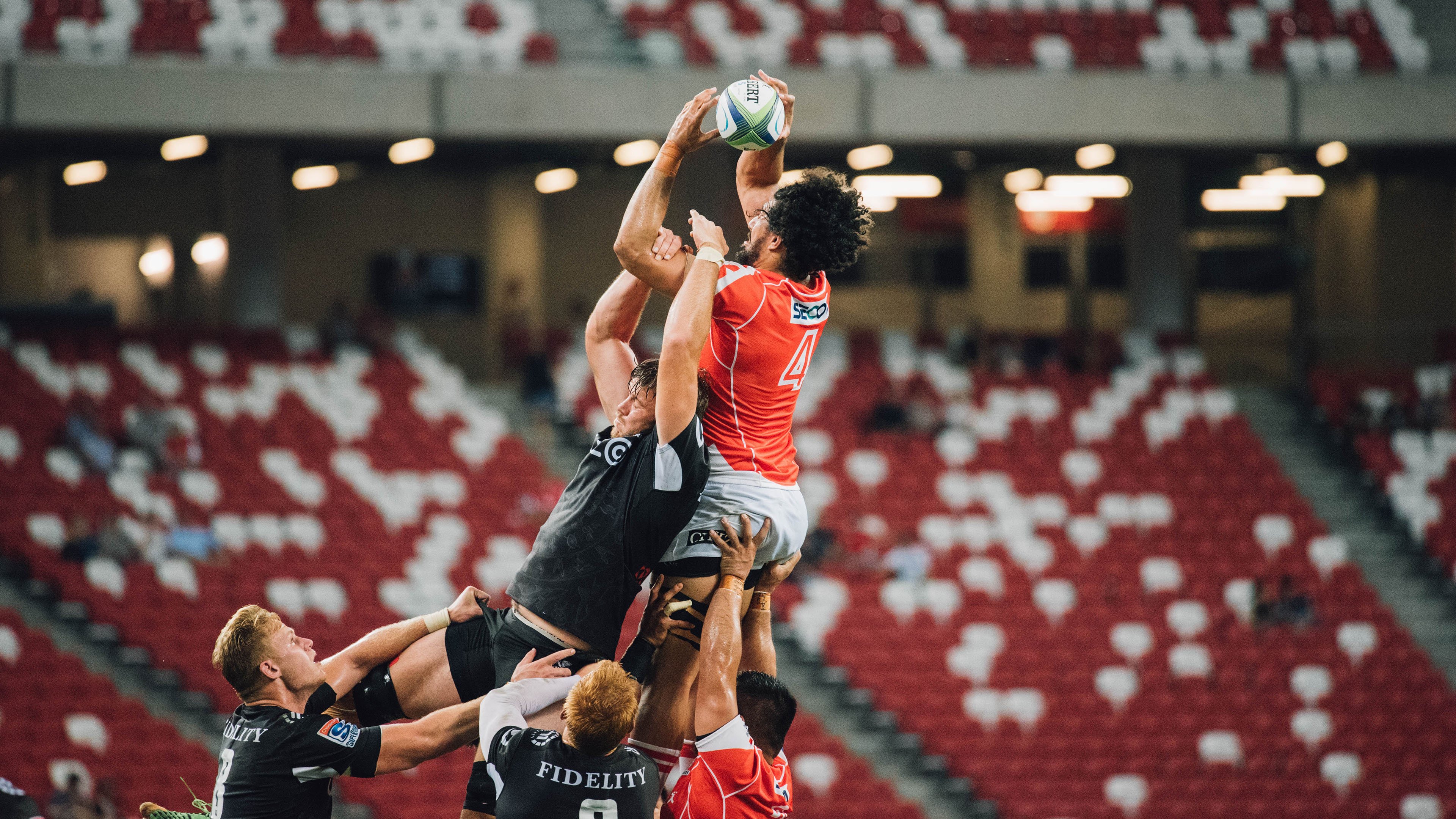 赛道上的终局之战，塞恩斯高光绝杀，哈斯车队逆袭雷诺